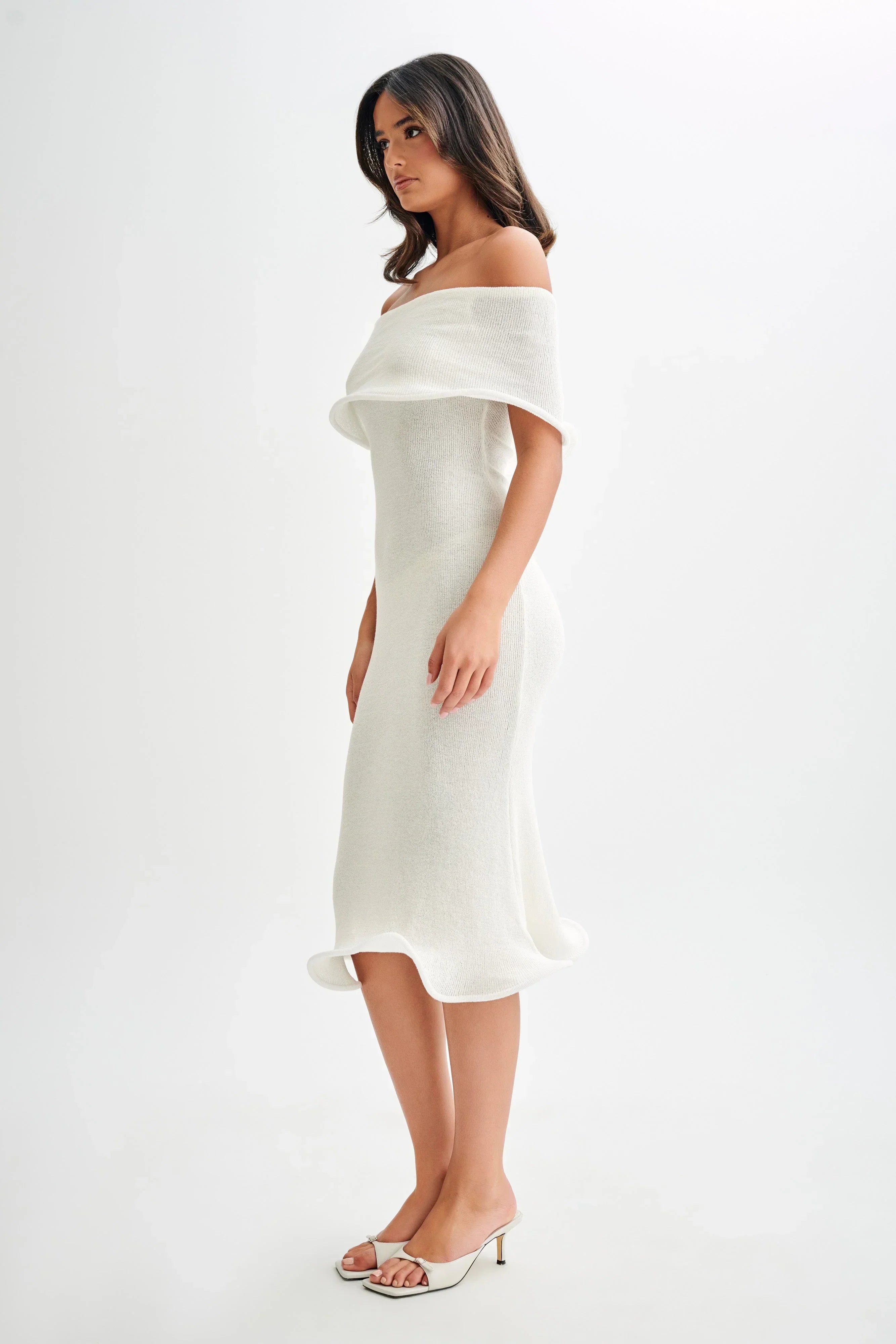 Divina - vestido con los hombros al descubierto y volantes