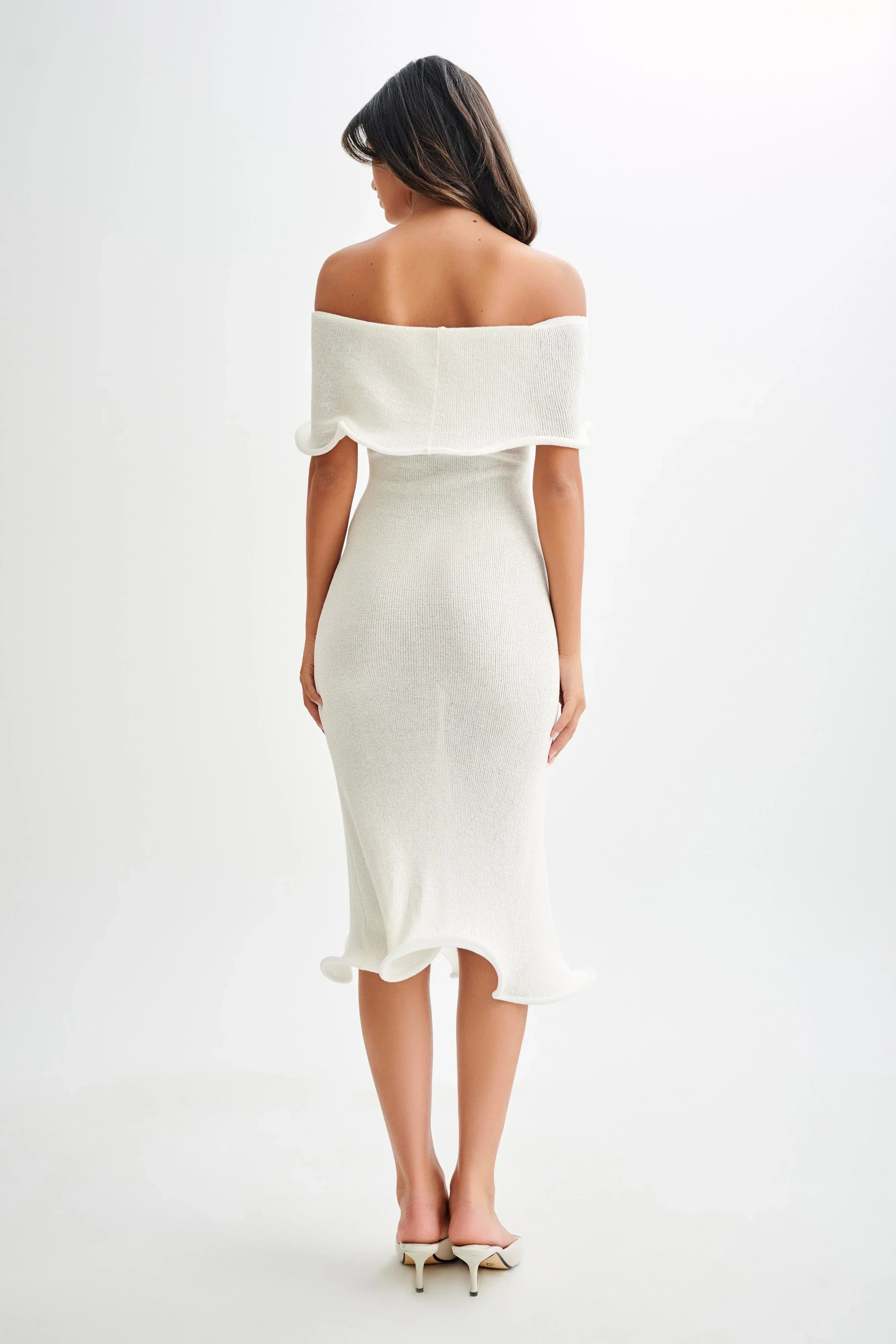 Divina - vestido con los hombros al descubierto y volantes