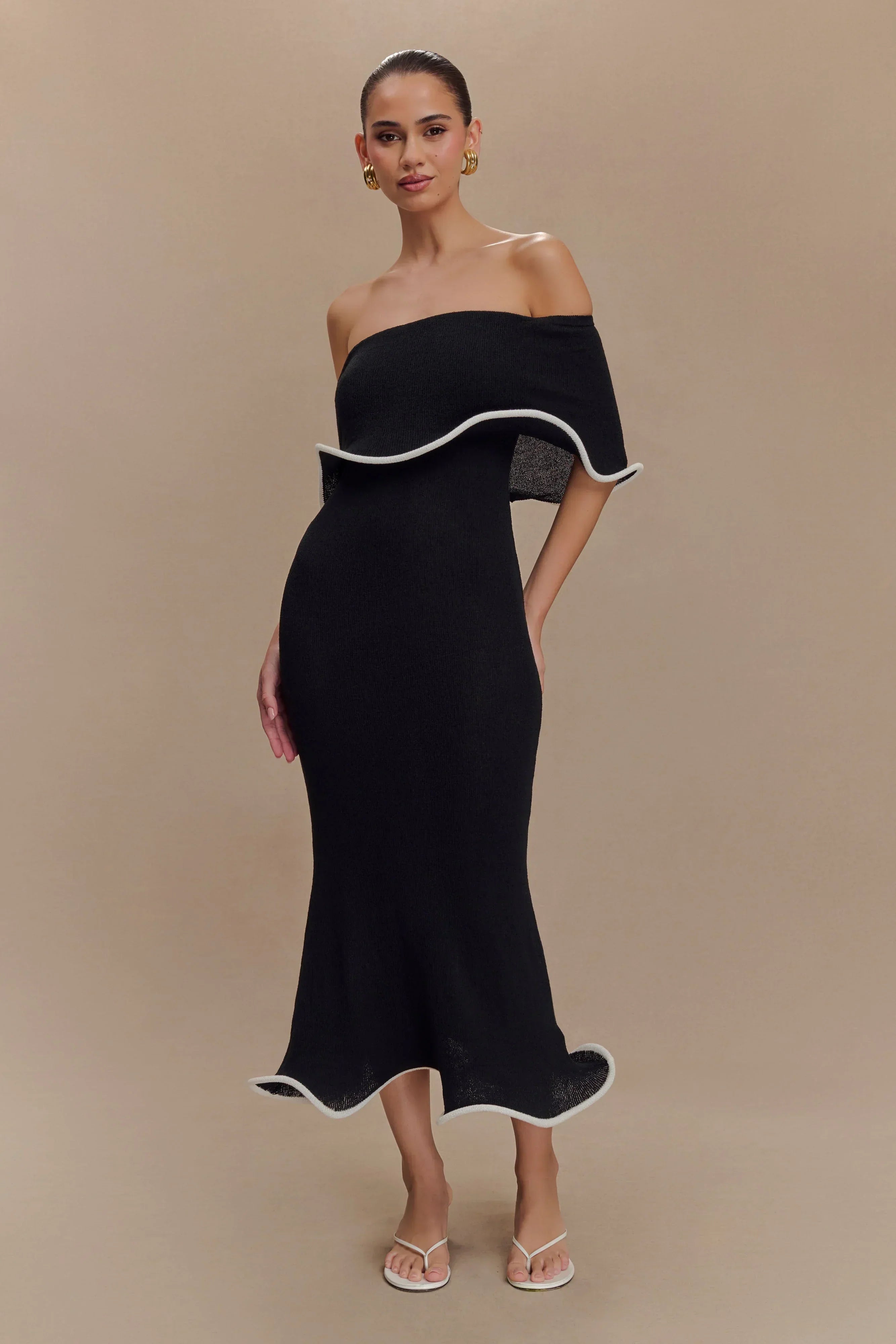 Divina - vestido con los hombros al descubierto y volantes