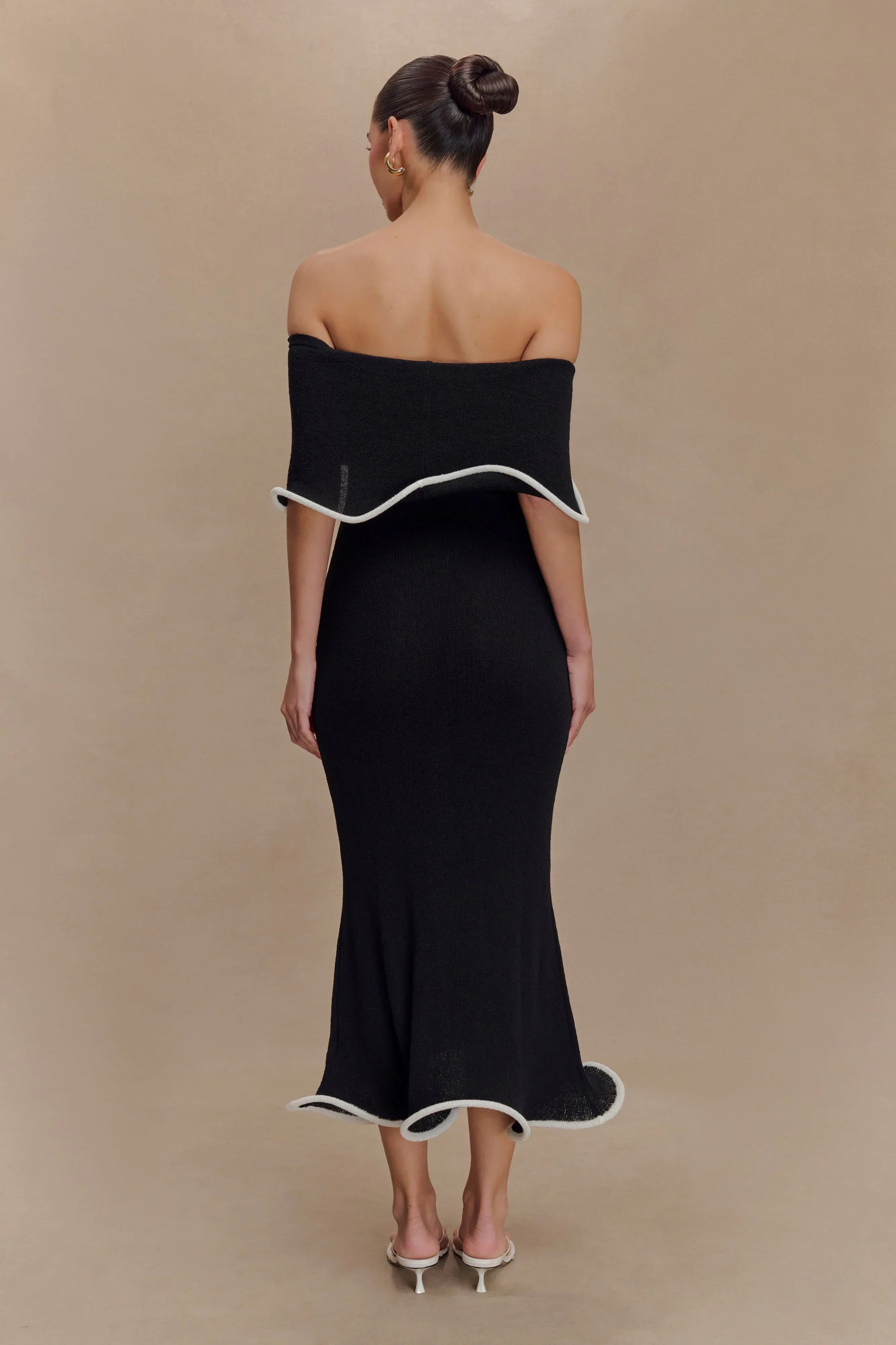 Divina - vestido con los hombros al descubierto y volantes