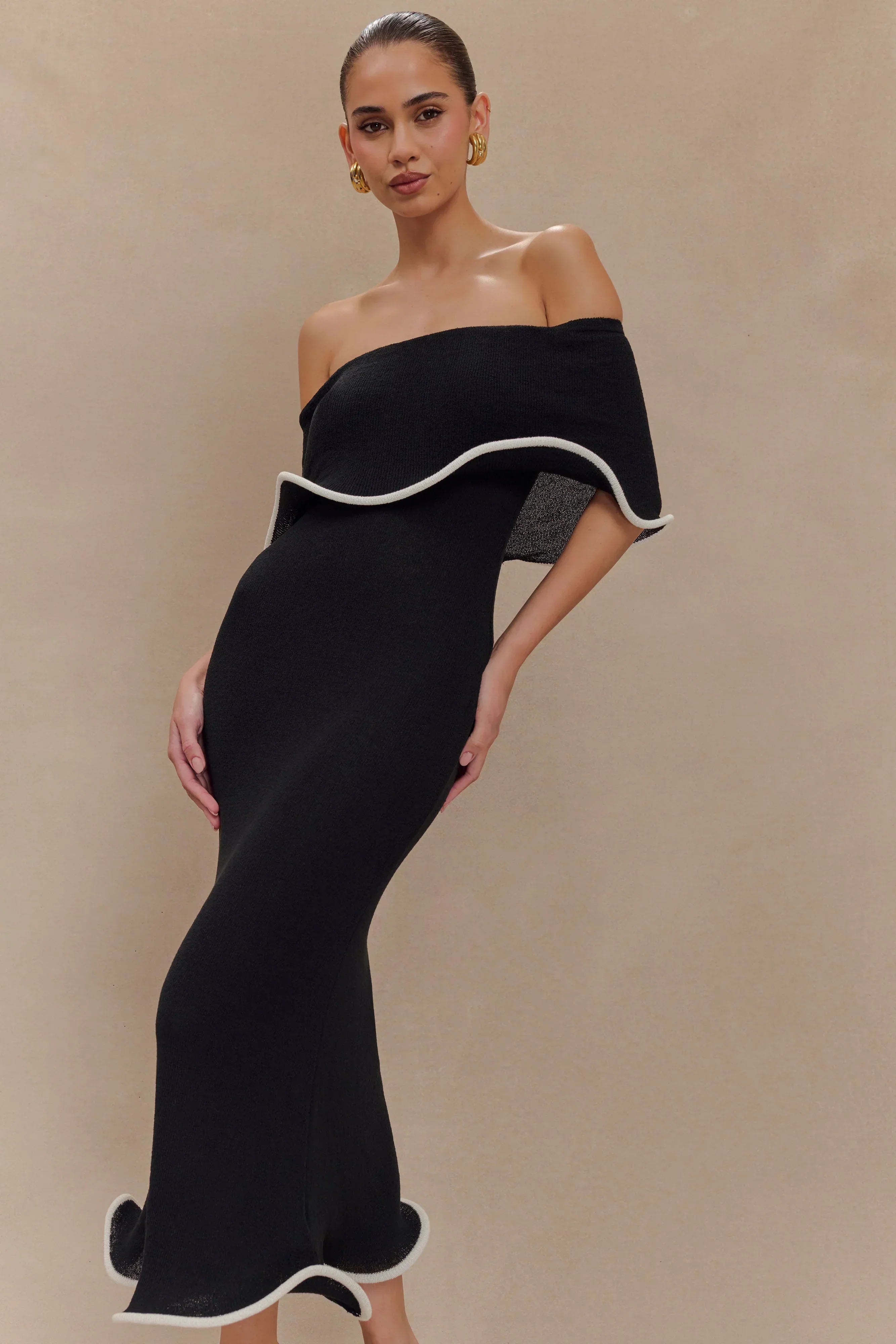 Divina - vestido con los hombros al descubierto y volantes
