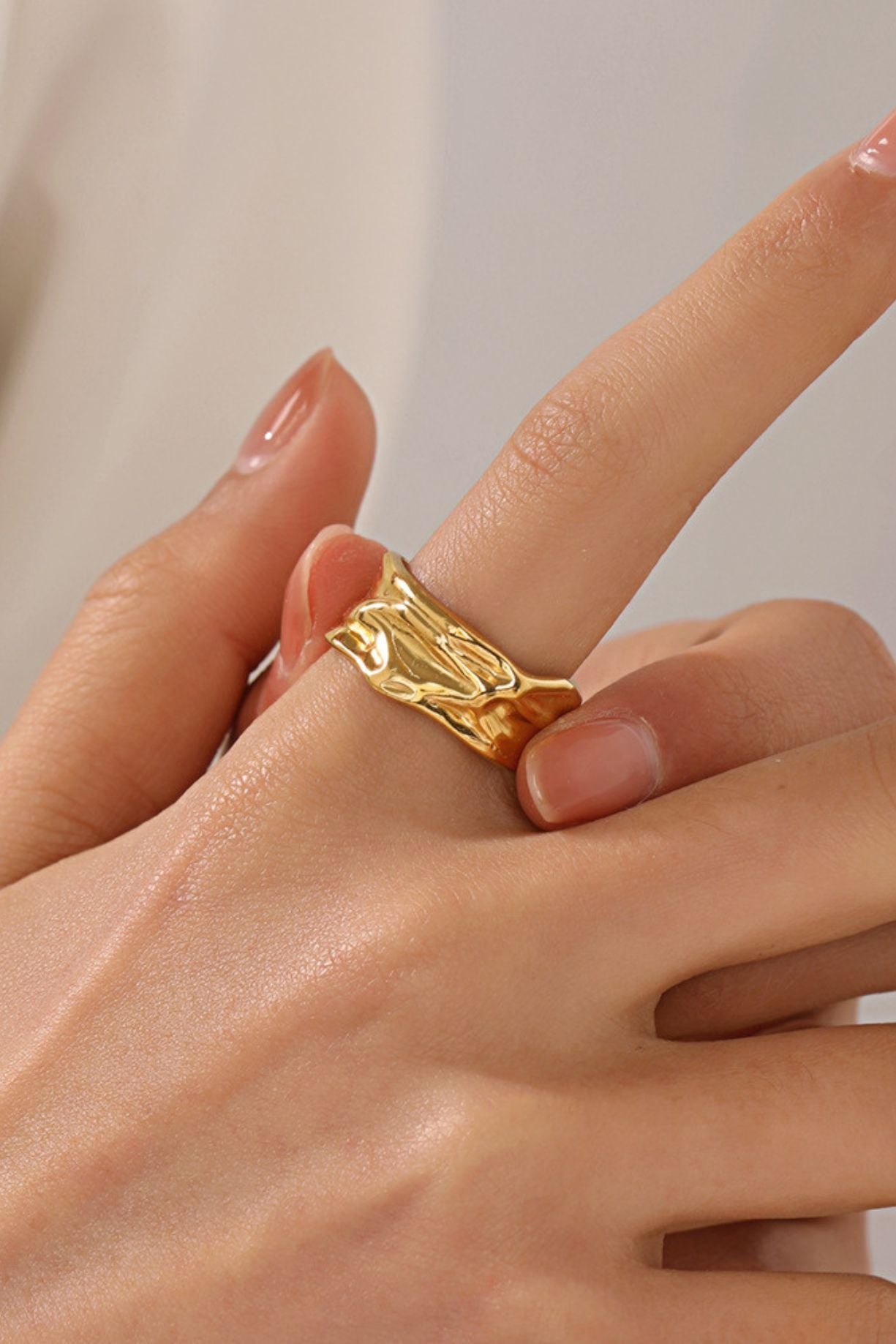 Alquimia - anillo de estilo irregular y acabado sofisticado