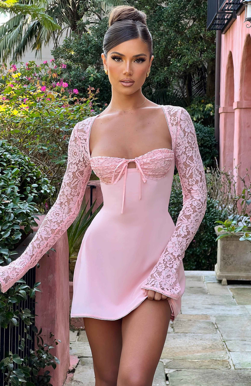 Dulce - vestido corto con mangas largas de encaje