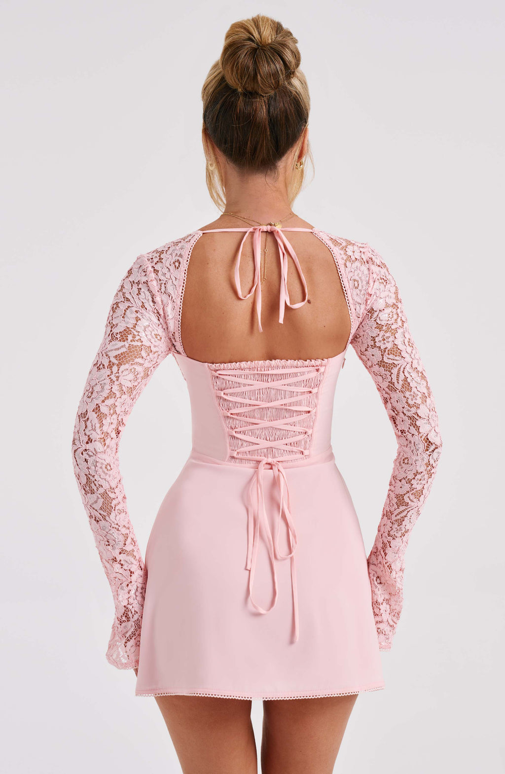 Dulce - vestido corto con mangas largas de encaje