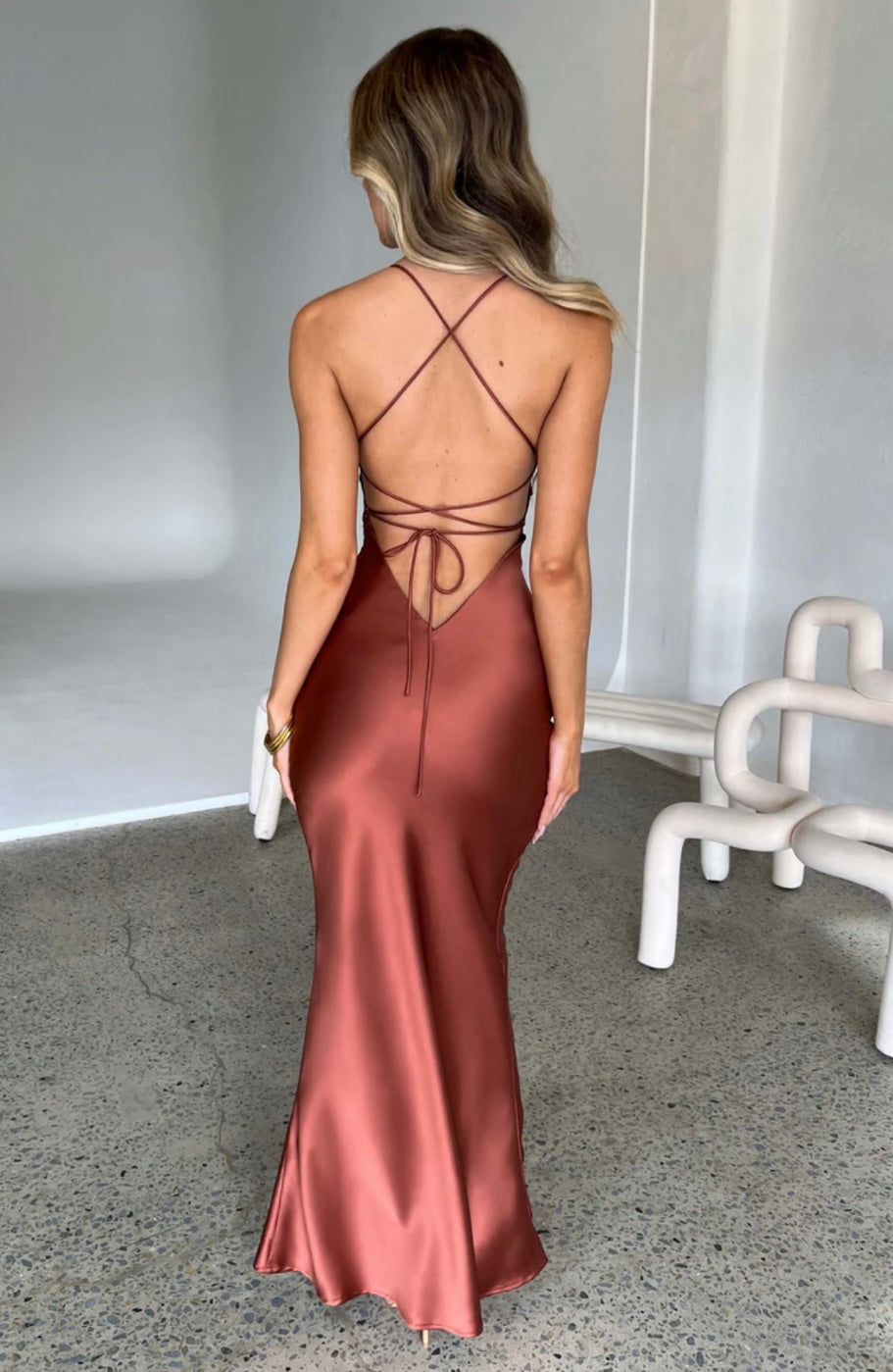 Lola Cobre - vestido de corte fluido y silueta marcada