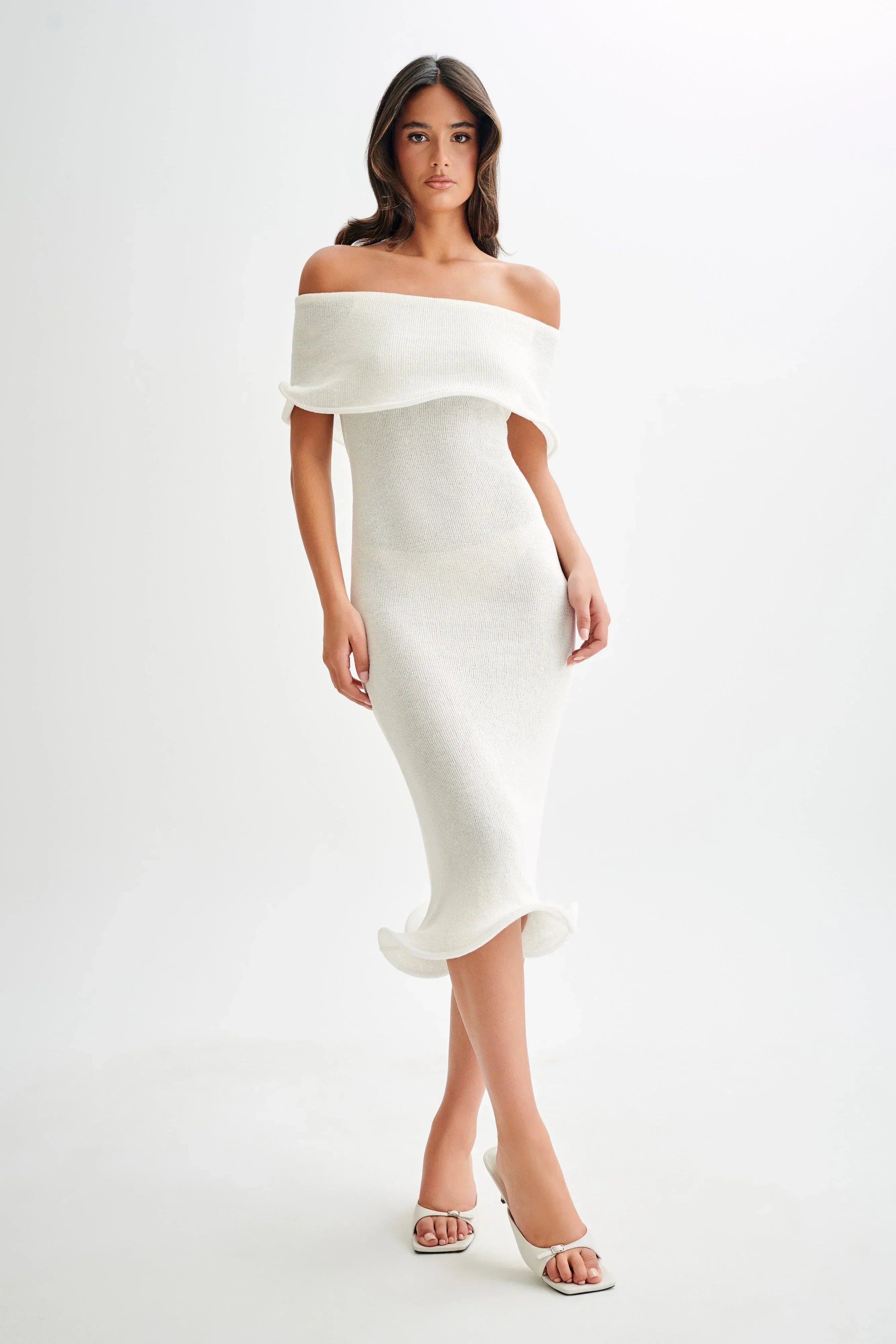Divina - vestido con los hombros al descubierto y volantes