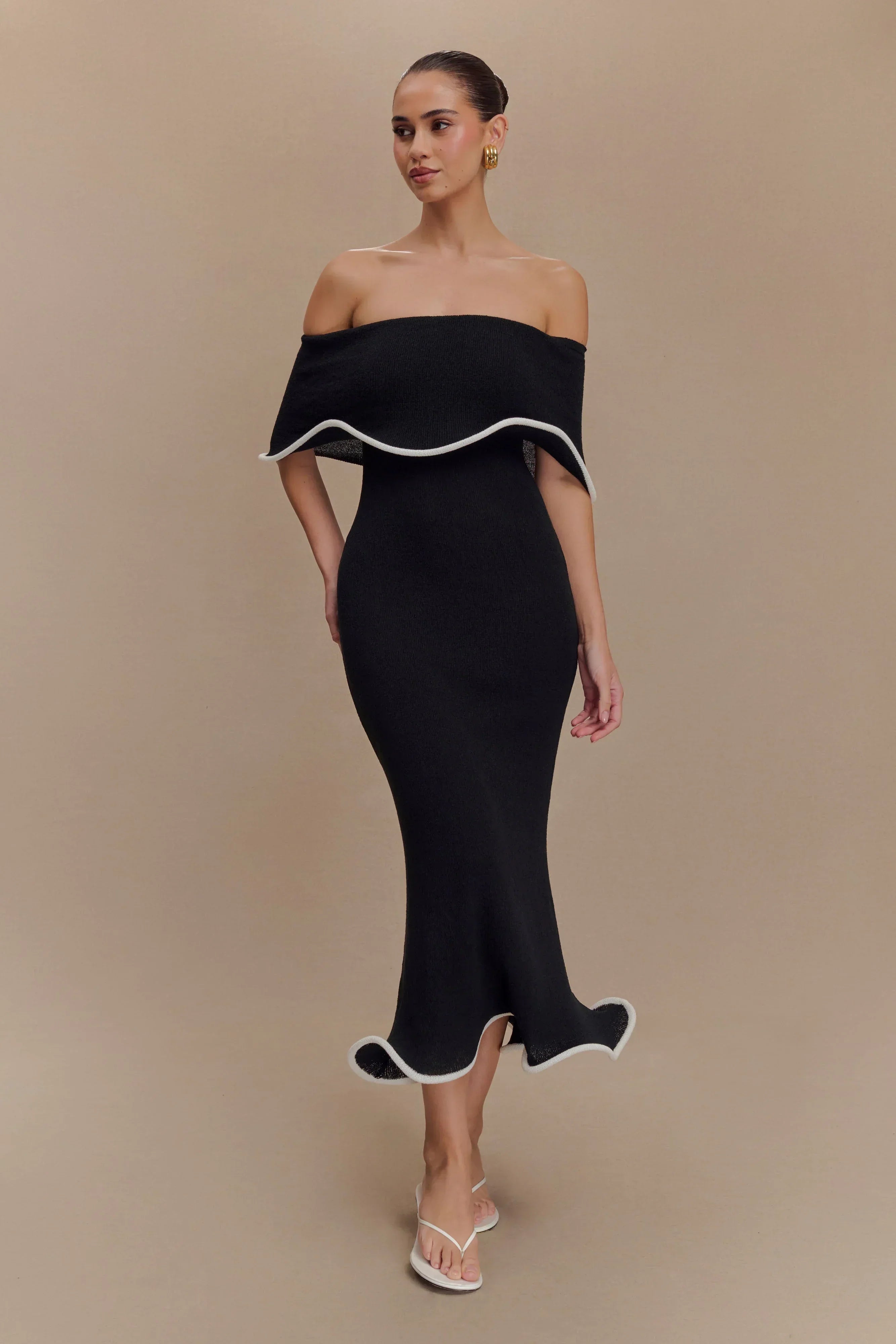Divina - vestido con los hombros al descubierto y volantes
