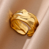 Alquimia - anillo de estilo irregular y acabado sofisticado