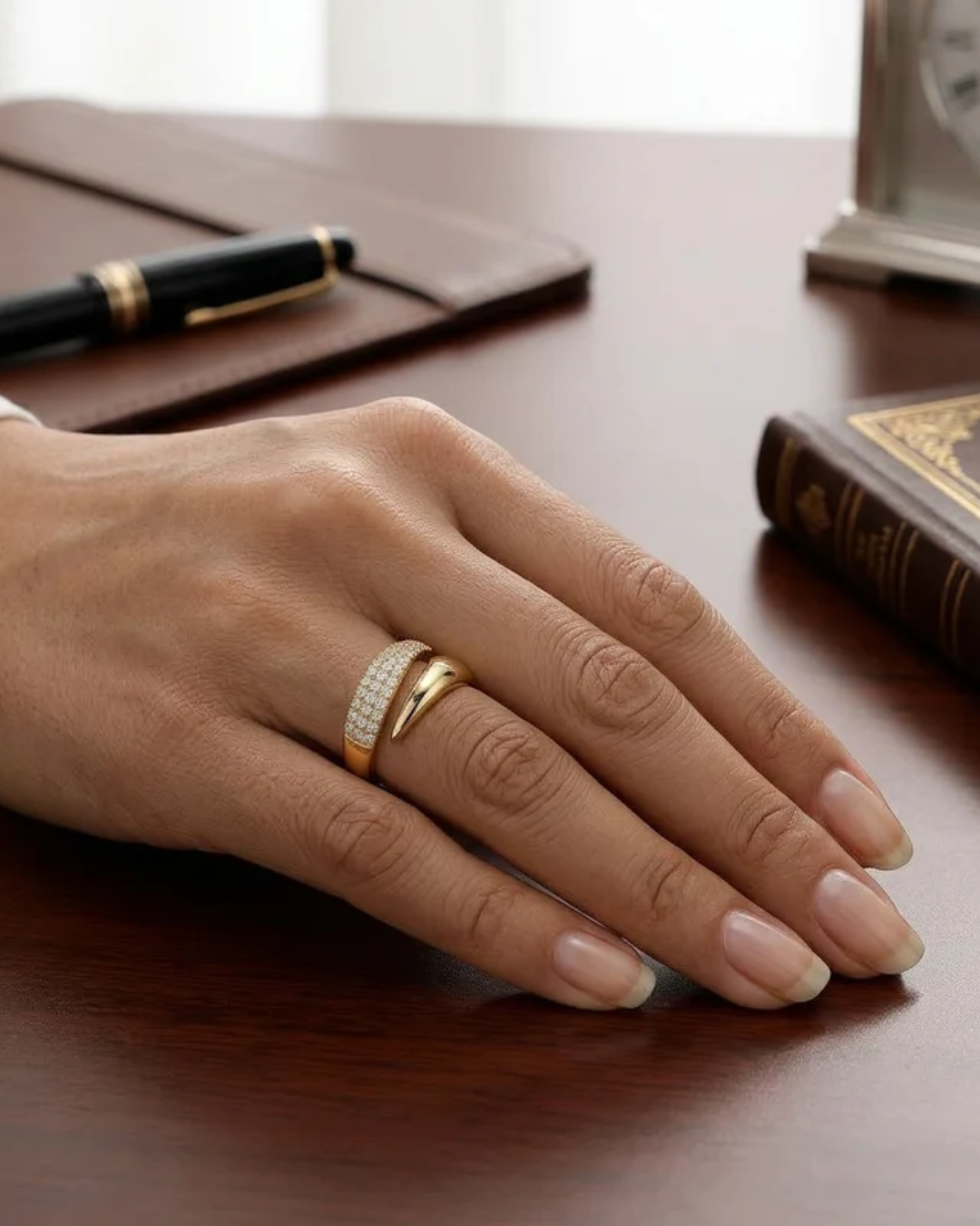 Abrazo Dorado - elegante anillo con cristales