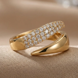 Abrazo Dorado - elegante anillo con cristales