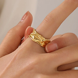 Alquimia - anillo de estilo irregular y acabado sofisticado