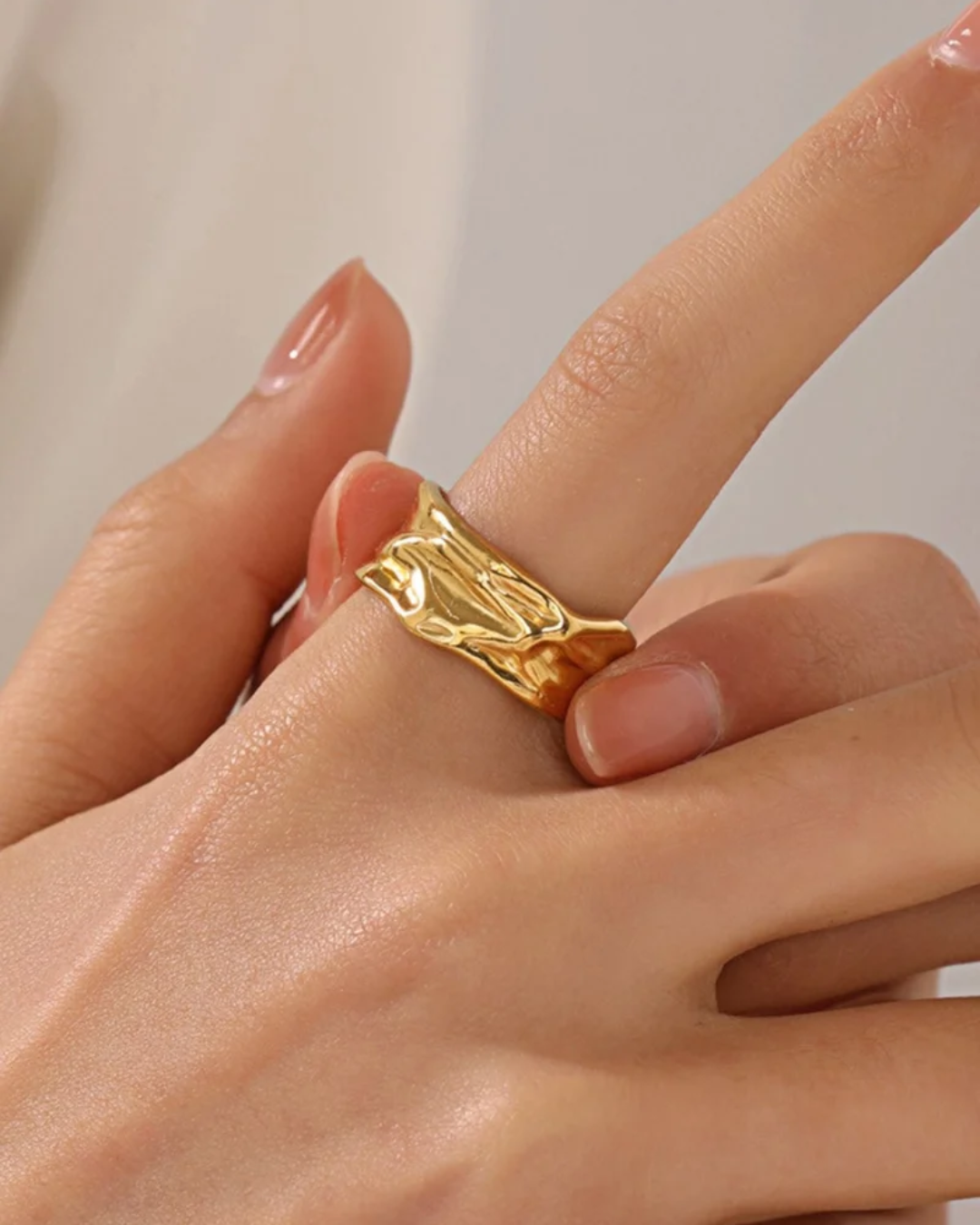 Alquimia - anillo de estilo irregular y acabado sofisticado