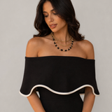 Divina - vestido con los hombros al descubierto y volantes