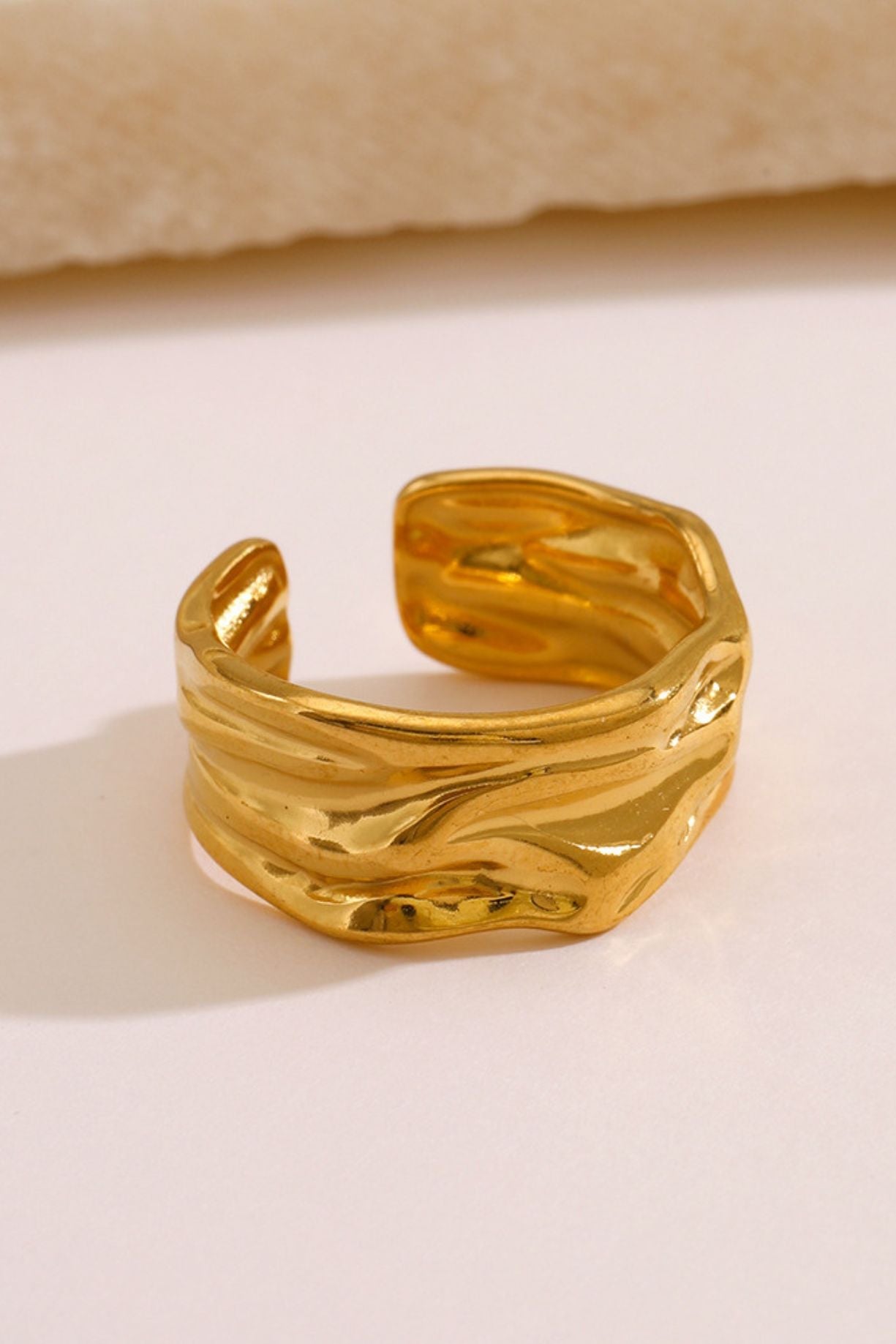 Alquimia - anillo de estilo irregular y acabado sofisticado