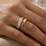 Abrazo Dorado - elegante anillo con cristales