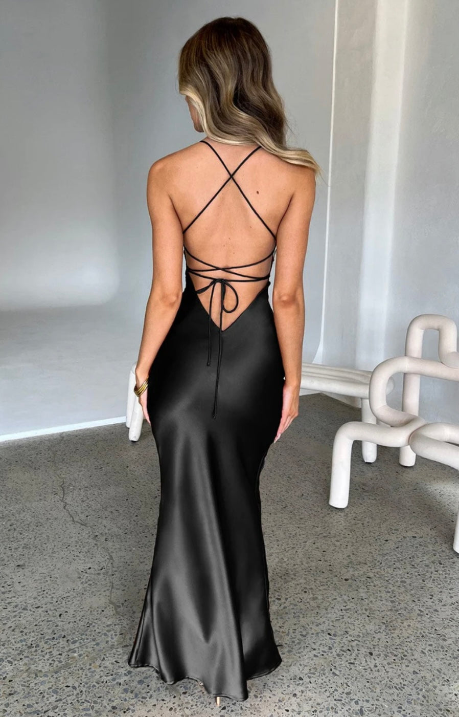 Lola Cobre - vestido de corte fluido y silueta marcada