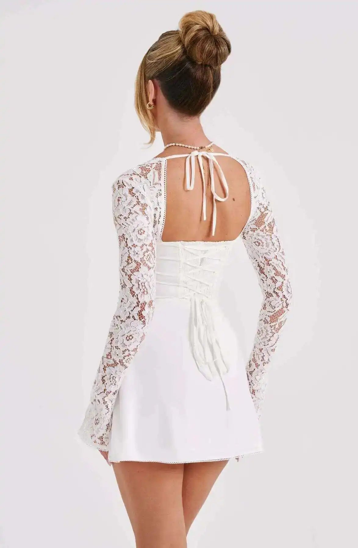 Dulce - vestido corto con mangas largas de encaje
