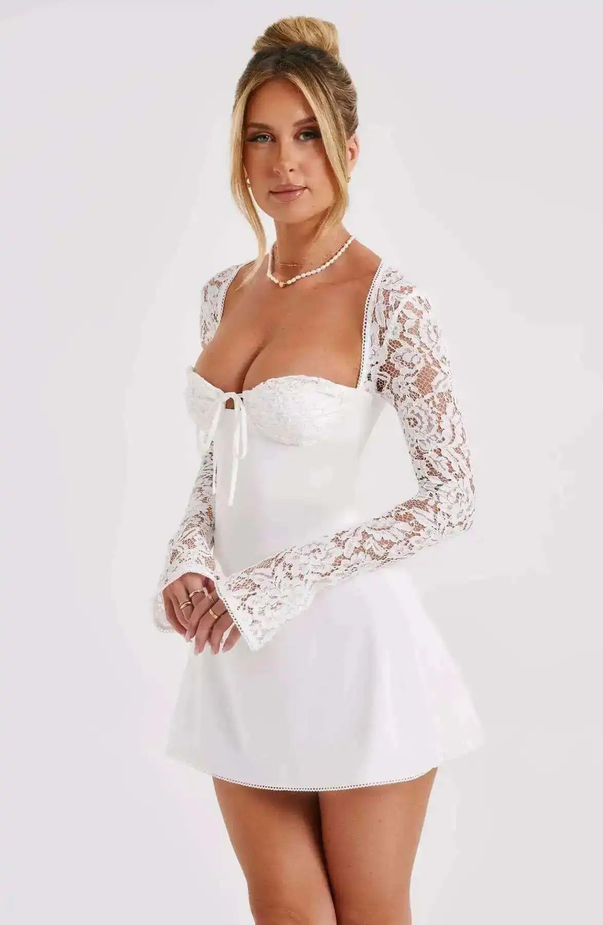 Dulce - vestido corto con mangas largas de encaje